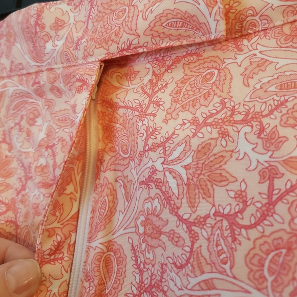 Liz Claiborne LizGolf Active Shorts Paisley Print Size 8 NWT - Picture 5 of 6